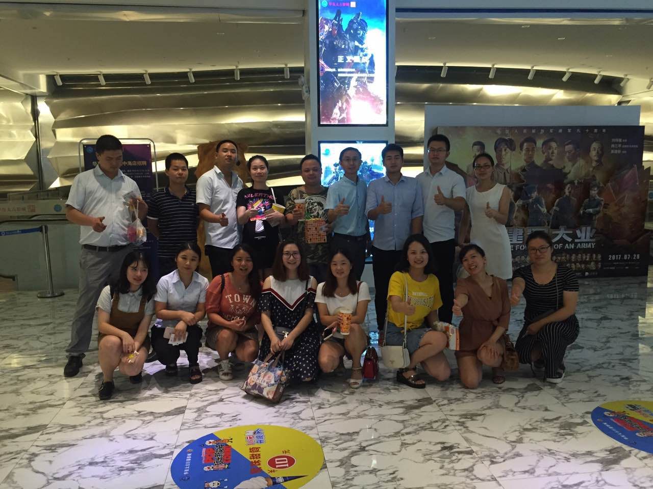 公司銷售精英集體看電影《戰(zhàn)狼2》，震撼人心，大呼過癮！